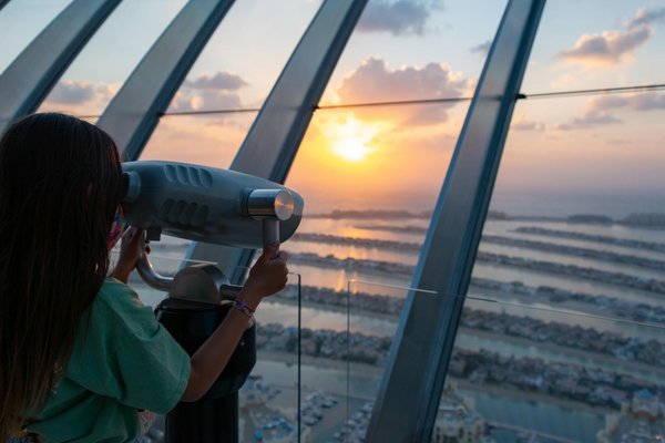 Organisation d'une chasse au trésor touristique avec des brochures gratuites